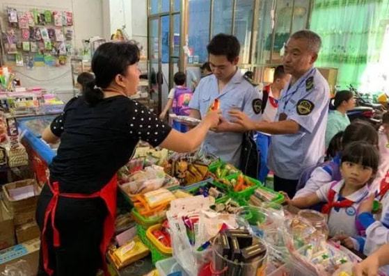 恶搞玩具风靡小学生圈各种擦边球设计惹怒家长强行催熟太过分(图11)