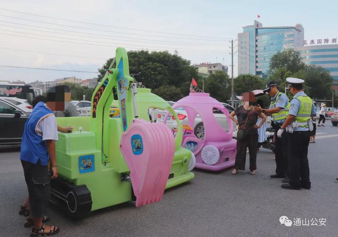 危乐鱼网址险！危险！危老人带着小男孩将儿童玩具车开上路(图1)