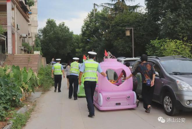 危乐鱼网址险！危险！危老人带着小男孩将儿童玩具车开上路(图2)