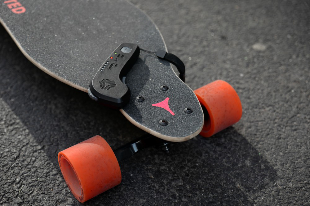 视频]潮流玩物 Boosted Board 电动滑板测评(图2)