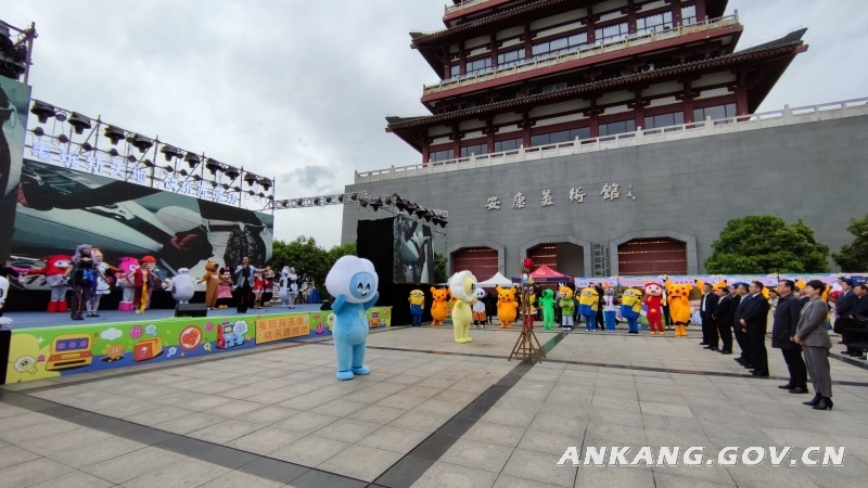 乐鱼下载我市毛绒玩具机车巡游、毛绒玩具主题集市开市、主题街区开街活动同日启动(图1)