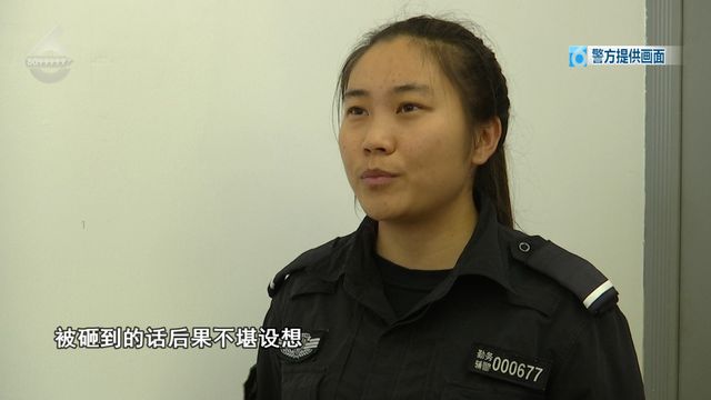 吓人！玩具车接连从天而降！11楼阳台边趴着一个男童(图3)