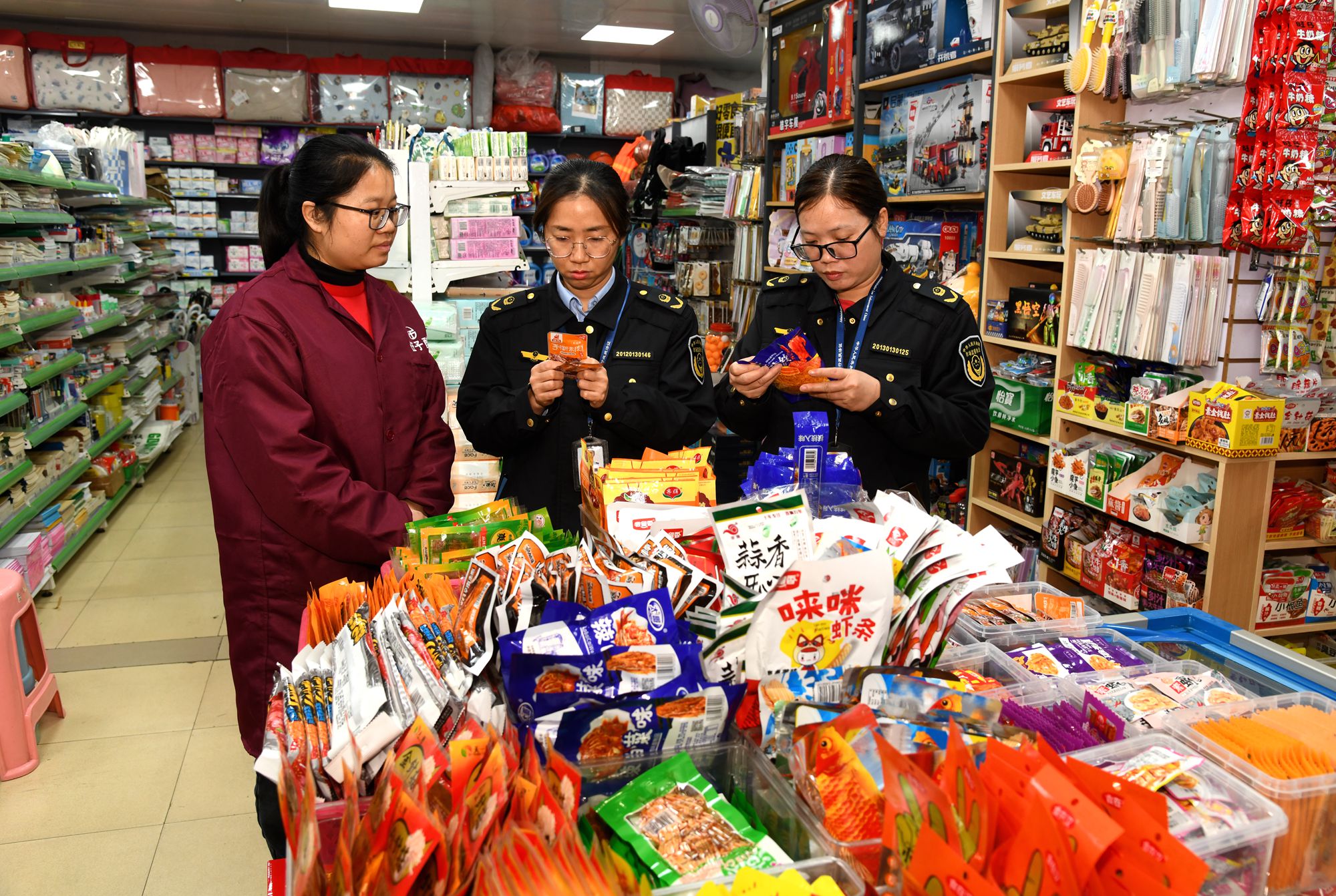 乐鱼app广西来宾市兴宾区市场监管局开展春季学期学生文具玩具食品专项检查(图2)